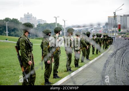 Minsk, Weißrussland - 23. August 2020: Belarussische Menschen nehmen an friedlichen Protesten gegen spezielle Polizeieinheiten und Soldaten nach der Wahl des Präsidenten Teil Stockfoto