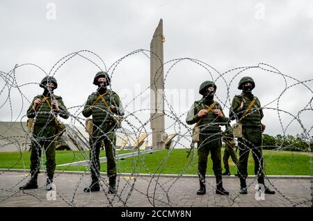 Minsk, Weißrussland - 23. August 2020: Belarussische Menschen nehmen an friedlichen Protesten gegen spezielle Polizeieinheiten und Soldaten nach der Wahl des Präsidenten Teil Stockfoto