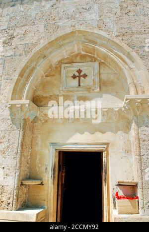 Die Kirche von Kish. Eingang. Die Kirche stammt aus dem 5. Jahrhundert. Kisi Sheki Aserbaidschan. Stockfoto