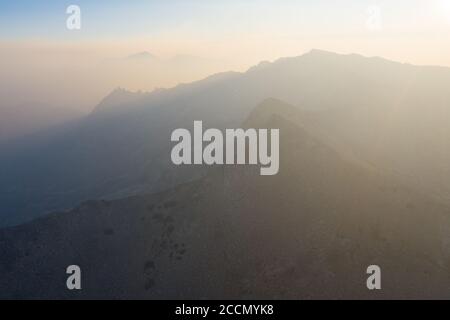 Der Sonnenaufgang begrüßt die hohen Gipfel der Sierra Nevada. Diese wunderschönen Granitberge verlaufen entlang des östlichen Randes Kaliforniens. Stockfoto