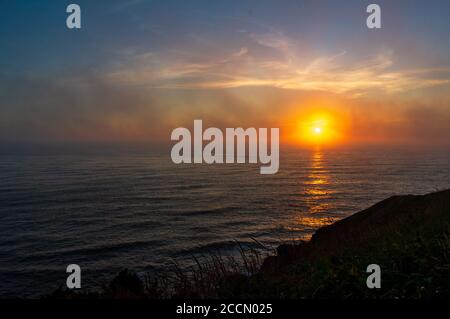 Sonnenuntergang und Nebel über dem Pazifik am Cape Disappointment State Parken Stockfoto