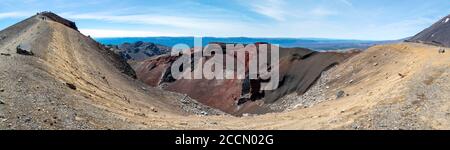 Panorama des Tongariro Alpine Crossings/Tongariro Northern Circuit mit einem weiten Horizont, Tongariro National Park/Neuseeland Stockfoto