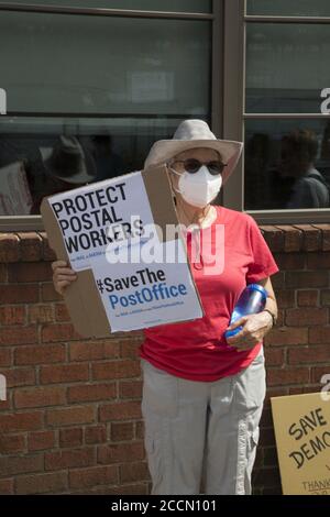 "Save the Post Office Saturday:" Demonstranten versammeln sich vor fast 800 Poststellen im ganzen Land, wie dieses in Park Slope, Brooklyn, um Postarbeiter zu unterstützen, fordern staatliche Finanzierung für die USPS, Auch fordern den Rücktritt von Postmaster General Louis DeJoy und stoppen Sie die Wähler Unterdrückung Kampagne von der Trump-Regierung durch die Post in der Abstimmung orchestriert. Stockfoto