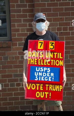 "Save the Post Office Saturday:" Demonstranten versammeln sich vor fast 800 Poststellen im ganzen Land, wie dieses in Park Slope, Brooklyn, um Postarbeiter zu unterstützen, fordern staatliche Finanzierung für die USPS, Auch fordern den Rücktritt von Postmaster General Louis DeJoy und stoppen Sie die Wähler Unterdrückung Kampagne von der Trump-Regierung durch die Post in der Abstimmung orchestriert. Stockfoto