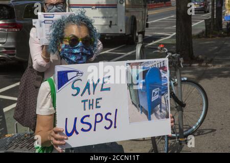 "Save the Post Office Saturday:" Demonstranten versammeln sich vor fast 800 Poststellen im ganzen Land, wie dieses in Park Slope, Brooklyn, um Postarbeiter zu unterstützen, fordern staatliche Finanzierung für die USPS, Auch fordern den Rücktritt von Postmaster General Louis DeJoy und stoppen Sie die Wähler Unterdrückung Kampagne von der Trump-Regierung durch die Post in der Abstimmung orchestriert. Stockfoto