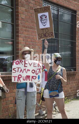 "Save the Post Office Saturday:" Demonstranten versammeln sich vor fast 800 Poststellen im ganzen Land, wie dieses in Park Slope, Brooklyn, um Postarbeiter zu unterstützen, fordern staatliche Finanzierung für die USPS, Auch fordern den Rücktritt von Postmaster General Louis DeJoy und stoppen Sie die Wähler Unterdrückung Kampagne von der Trump-Regierung durch die Post in der Abstimmung orchestriert. Stockfoto