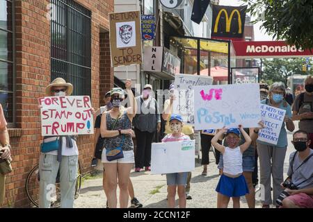 "Save the Post Office Saturday:" Demonstranten versammeln sich vor fast 800 Poststellen im ganzen Land, wie dieses in Park Slope, Brooklyn, um Postarbeiter zu unterstützen, fordern staatliche Finanzierung für die USPS, Auch fordern den Rücktritt von Postmaster General Louis DeJoy und stoppen Sie die Wähler Unterdrückung Kampagne von der Trump-Regierung durch die Post in der Abstimmung orchestriert. Stockfoto