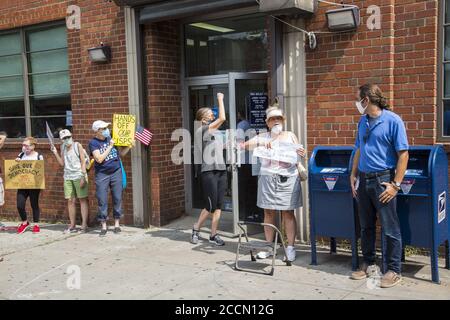 "Save the Post Office Saturday:" Demonstranten versammeln sich vor fast 800 Poststellen im ganzen Land, wie dieses in Park Slope, Brooklyn, um Postarbeiter zu unterstützen, fordern staatliche Finanzierung für die USPS, Auch fordern den Rücktritt von Postmaster General Louis DeJoy und stoppen Sie die Wähler Unterdrückung Kampagne von der Trump-Regierung durch die Post in der Abstimmung orchestriert. Stockfoto