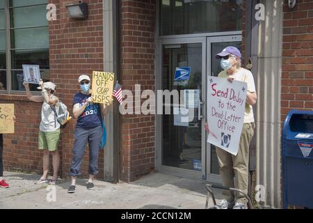 "Save the Post Office Saturday:" Demonstranten versammeln sich vor fast 800 Poststellen im ganzen Land, wie dieses in Park Slope, Brooklyn, um Postarbeiter zu unterstützen, fordern staatliche Finanzierung für die USPS, Auch fordern den Rücktritt von Postmaster General Louis DeJoy und stoppen Sie die Wähler Unterdrückung Kampagne von der Trump-Regierung durch die Post in der Abstimmung orchestriert. Stockfoto