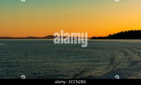 Sonnenuntergang über der Straße von Rosario und den San Juan Inseln Stockfoto