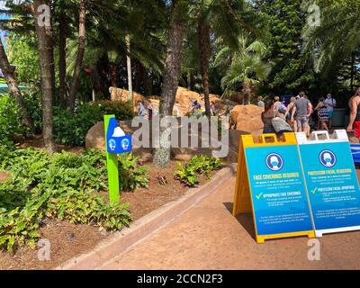 Orlando, FL/USA- 6/18/20: Ein Gesichtsmasken erforderliches Schild im Aquatica Water Park in Orlando, Florida. Stockfoto