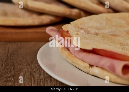 Pita Brot Sandwiches mit Fleisch, Bohnen und Gemüse. Serviert auf Holzschneidebrett Stockfoto