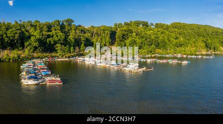 Morgantown, WV - 20. August 2020: Luftaufnahme der Boote, die in Edgewater Marina am Cheat Lake in der Nähe von Morgantown in West Virginia angedockt sind Stockfoto