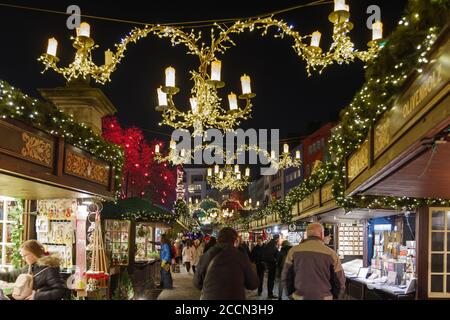 Nachtansicht, Weihnachtsmarkt, Weihnachtsmarkt in Köln, mit geschmückten beleuchteten Ständen am Alten Markt, berühmter Marktplatz in der Nähe des Kölner Doms. Stockfoto