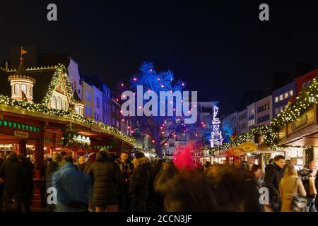 Nachtansicht, Weihnachtsmarkt, Weihnachtsmarkt in Köln, mit geschmückten beleuchteten Ständen am Alten Markt, berühmter Marktplatz in der Nähe des Kölner Doms. Stockfoto