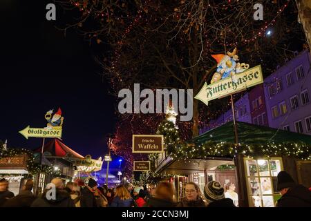 Nachtansicht, Weihnachtsmarkt, Weihnachtsmarkt in Köln, mit geschmückten beleuchteten Ständen am Alten Markt, berühmter Marktplatz in der Nähe des Kölner Doms. Stockfoto