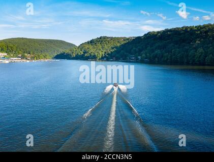 Schnellboot auf dem Cheat Lake in der Nähe von Morgantown in West Virginia Von Luftdrohne über dem Wasser geschossen Stockfoto