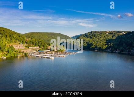 Weiter Panoramablick auf Cheat Lake in der Nähe von Morgantown in West Virginia von Luftdrohne über dem Wasser erschossen Stockfoto