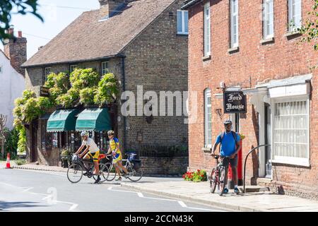 Radfahrer auf der High Street, Eynsford, Kent, England, Vereinigtes Königreich Stockfoto