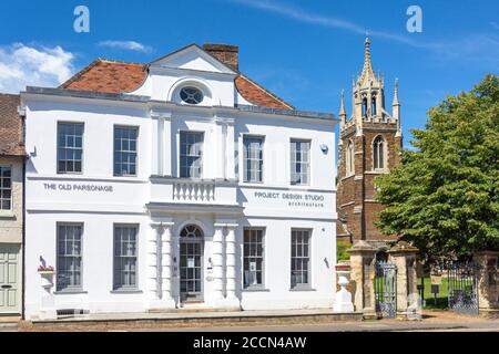 Das Old Parsonage Gebäude mit Woburn Heritage Museum hinter, Bedford Street, Woburn, Bedfordshire, England, Großbritannien Stockfoto