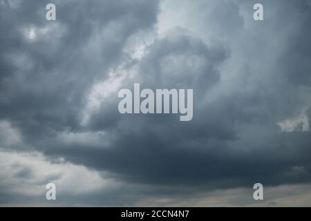 Ein schwerer bleierner Himmel hängt über der Stadt. Wolkiger Himmel bedeckt mit grauen Wolken Stockfoto