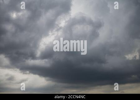 Der graue Himmel ist mit schweren, bleihaltigen Wolken bedeckt. Ein schwerer bleierner Himmel hängt über der Stadt Stockfoto