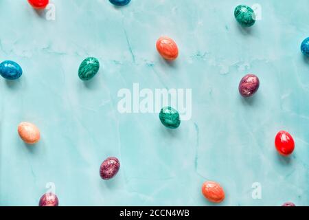 Geometrische süße minimal Ostern Hintergrund mit Marmor gemalten Ostereier Auf hellgrünem Marmortisch Stockfoto