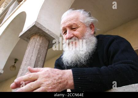 Älterer Mönch in einem orthodoxen Kloster in Rumänien Stockfoto