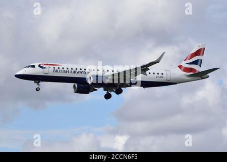 Einen British Airways CityFlyer Embraer 190 ist in London City Airport in den Londoner Docklands zu landen Stockfoto