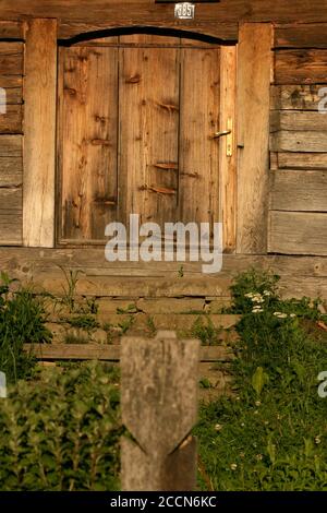 Kleine hölzerne Eingangstür zur Kirche in Sinca Noua, Brasov County, Rumänien Stockfoto