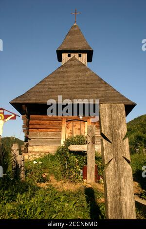 Die kleine hölzerne christlich-orthodoxe Kirche in Sinca Noua, Brasov County, Rumänien Stockfoto