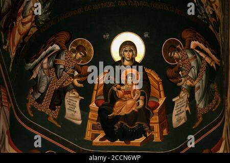 Der Innenraum der St. Andrew Christian Orthodoxen Kirche in Oradea, Rumänien. Fresko mit der Darstellung der Jungfrau Maria, die Jesus als Kind hält. Stockfoto