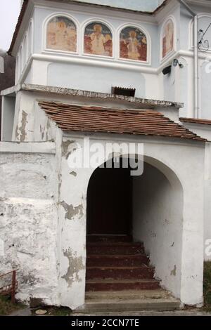 Überdachte Treppe am Eingang in der Kirche aus dem 18. Jahrhundert in Galeş, Kreis Sibiu, Rumänien. Stockfoto