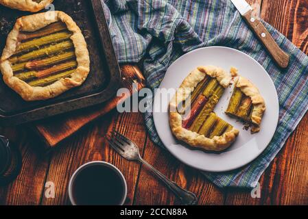 Rhabarber Mini Galettes in Scheiben auf weißem Teller Stockfoto