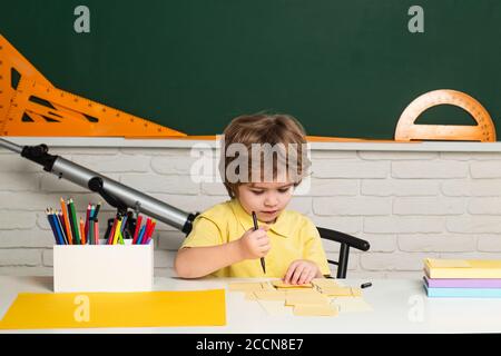 Porträt des Schülers im Klassenzimmer. Grundschule und Bildung. Individuelle Betreuung. Stockfoto