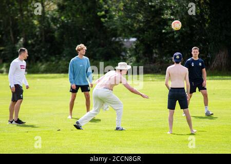 Tondu Cricket Club / Barry Athletic in einem freundlichen Bryn Road am 23. August 2020. Lewis Mitchell. Stockfoto