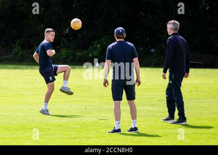 Tondu Cricket Club / Barry Athletic in einem freundlichen Bryn Road am 23. August 2020. Lewis Mitchell. Stockfoto