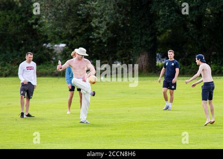 Tondu Cricket Club / Barry Athletic in einem freundlichen Bryn Road am 23. August 2020. Lewis Mitchell. Stockfoto