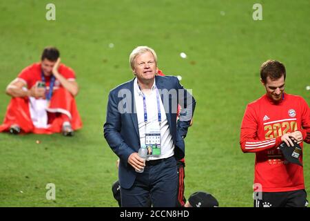 Oliver 'Oli' KAHN (Management Member, M) geht über das Spielfeld und ruft  mit seinem Smartphone, Fußball Champions League, Finale, Paris St. Germain  (PSG) - FC Bayern München (M). 0:1, am 23. August