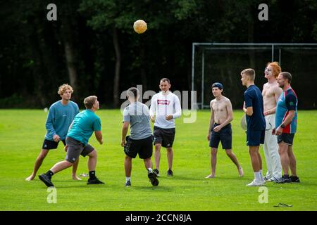 Tondu Cricket Club / Barry Athletic in einem freundlichen Bryn Road am 23. August 2020. Lewis Mitchell. Stockfoto