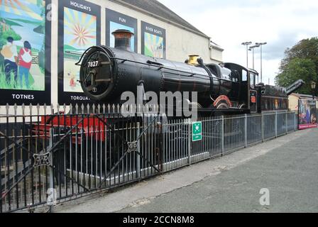 GWR 7800 Klasse Dampfzug 7827 ' Lydham Manor ' in einem Abstellgleis am Bahnhof Paignton, Devon, England, Großbritannien. Stockfoto