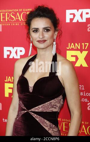 LOS ANGELES - 8. JANUAR: Penelope Cruz bei der Ermordung von Gianni Versace: Premiere von American Crime Story im ArcLight Theatre am 8. Januar 2018 in Los Angeles, CA Stockfoto