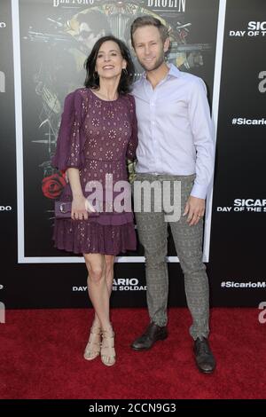 LOS ANGELES - JUN 26: Perrey Reeves, Aaron Endress-Fox im Sicario: Day of the Soldado Premiere im Village Theatre am 26. Juni 2018 in Westwood, CA Stockfoto