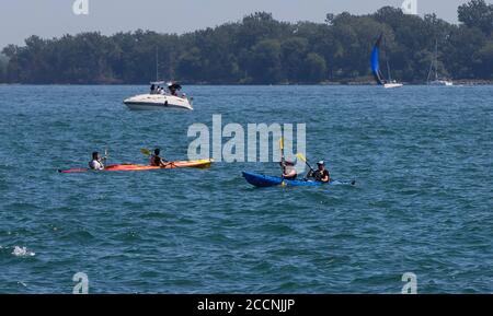 Toronto, Kanada. August 2020. Menschen Kajak auf Lake Ontario in Toronto, Kanada, am 23. August 2020. Umwelt Kanada gab eine Hitzewarnung für Toronto mit Temperaturen erwartet, um in die niedrigen 30er am Sonntag und Montag steigen. Quelle: Zou Zheng/Xinhua/Alamy Live News Stockfoto