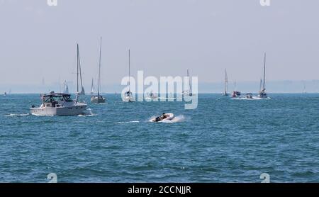 Toronto, Kanada. August 2020. Am 23. August 2020 segeln Menschen Boote auf dem Lake Ontario in Toronto, Kanada. Umwelt Kanada gab eine Hitzewarnung für Toronto mit Temperaturen erwartet, um in die niedrigen 30er am Sonntag und Montag steigen. Quelle: Zou Zheng/Xinhua/Alamy Live News Stockfoto