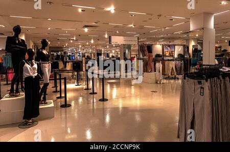 Inneneinrichtung des Marks & Spencer-Geschäfts, Oxford Street, London, England, Großbritannien. Stockfoto