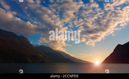 Wolken über Bergsee bei Sonnenaufgang, Sonnenaufgang über dem wunderschönen Bergsee Stockfoto