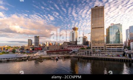 Sonnenuntergang über Downtown Vancouver und dem Waterfront Seabus Terminal Stockfoto