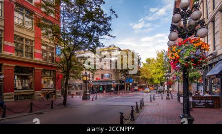 Die berühmte Water Street mit ihrer Dampfuhr, Geschäften und Restaurants im historischen Gastown Teil von Vancouver Stockfoto