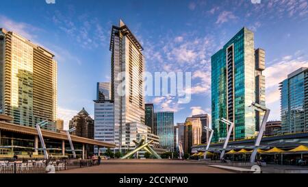 Sonnenuntergang über dem Jack Pool Plaza in Downtown Vancouver Stockfoto